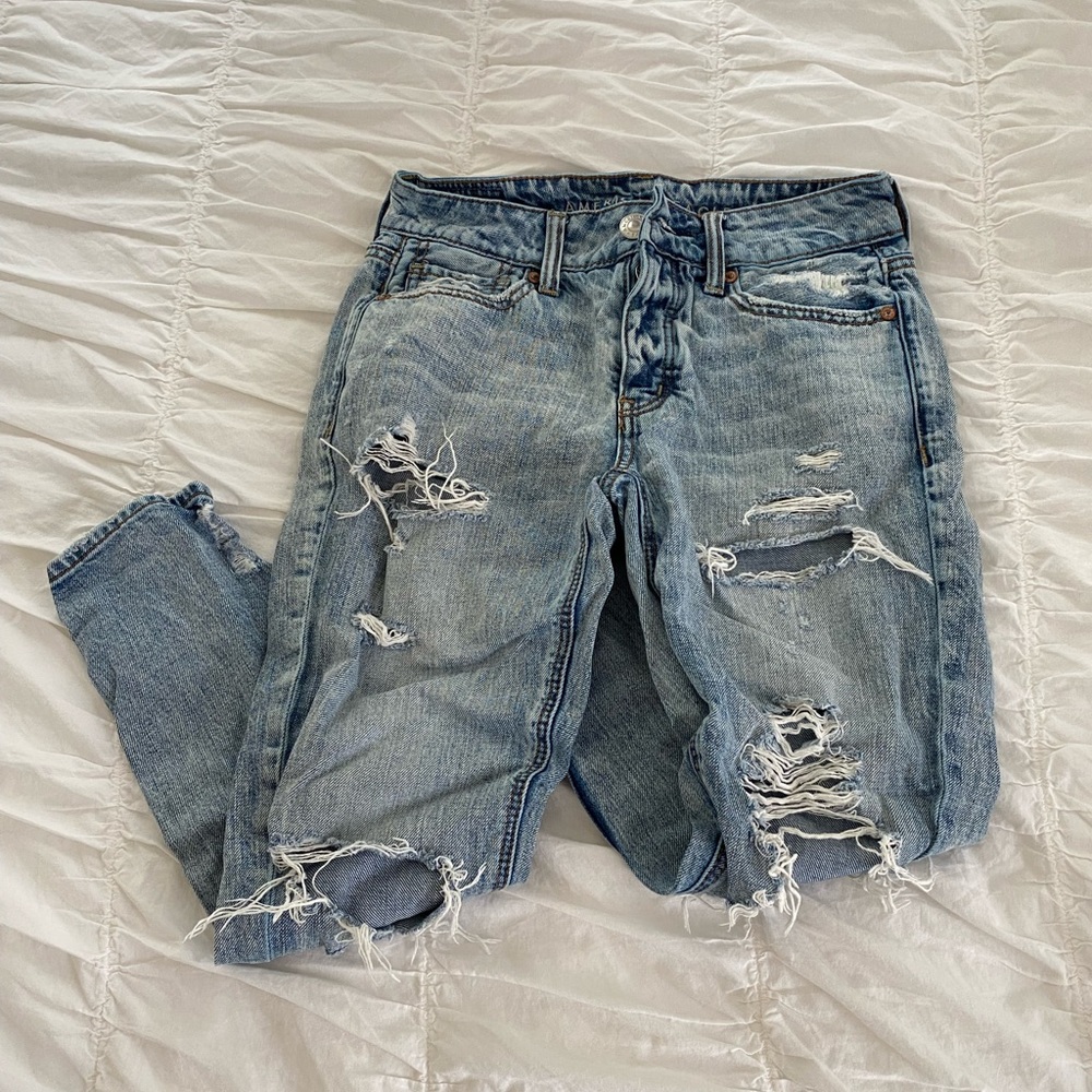 AMERICAN EAGLE RIPPED MOM JEANS